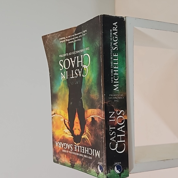 Luna Book CAST IN CHAOS THE chronicles of Elantra Michelle Sagara 2010 Paperback - Picture 17 of 17